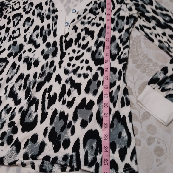 New without tags leopard print button down v neck - Picture 2 of 3